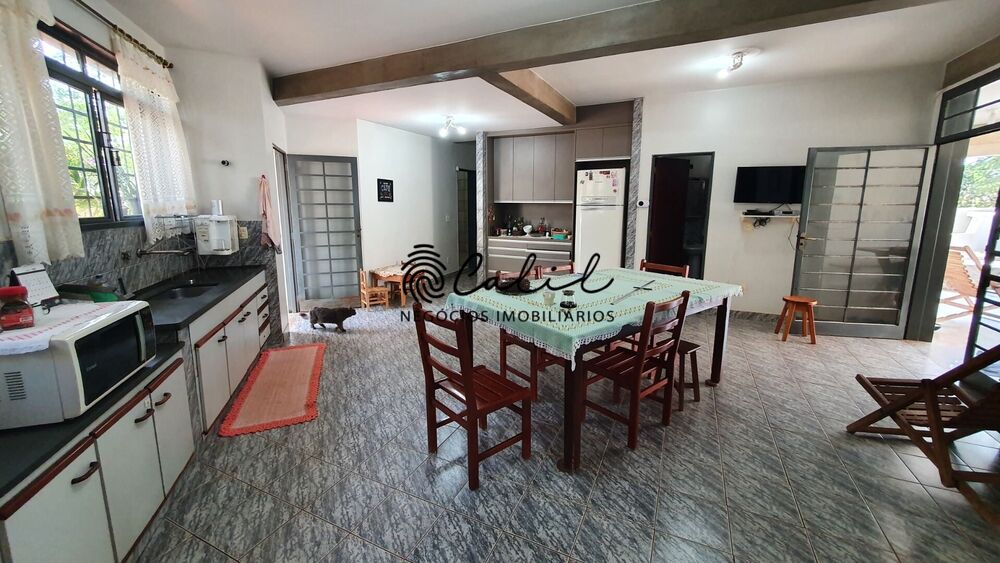 Casa à venda com 4 quartos, 561m² - Foto 2