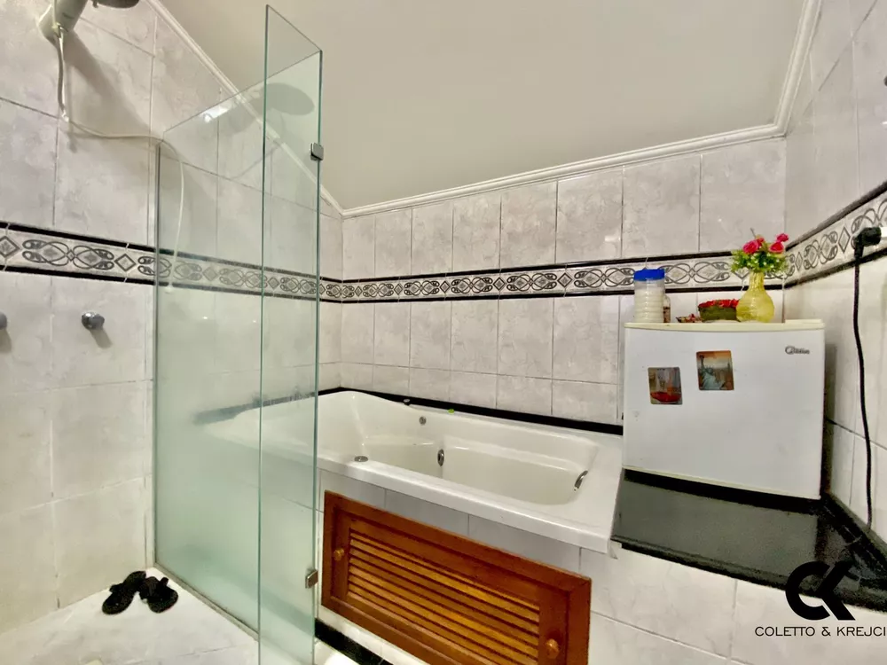Casa, 4 quartos, 215 m² - Foto 1