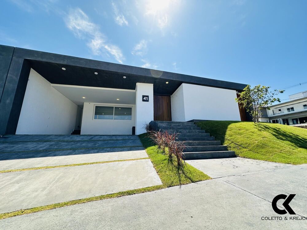 Casa de Condomínio à venda com 3 quartos, 233m² - Foto 1