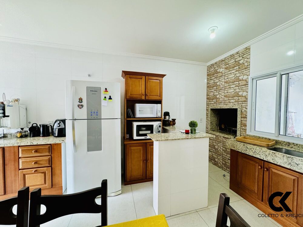 Casa à venda com 3 quartos, 205m² - Foto 4
