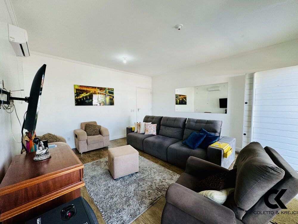 Casa à venda com 3 quartos, 205m² - Foto 1