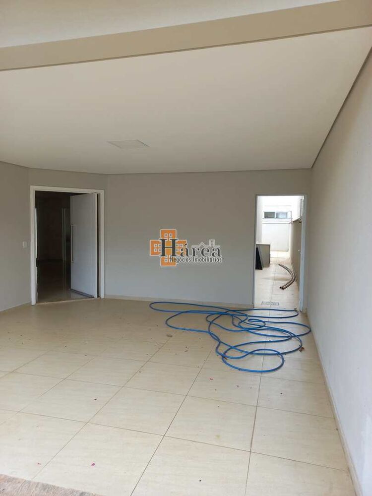 Sobrado à venda com 3 quartos, 244m² - Foto 1