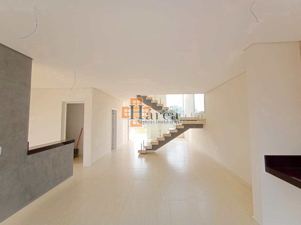 Sobrado à venda com 3 quartos, 215m² - Foto 1