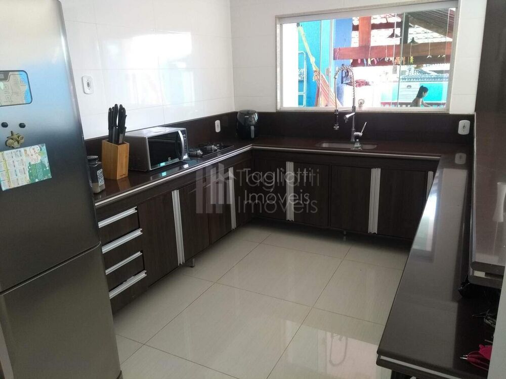 Casa à venda com 3 quartos, 178m² - Foto 1
