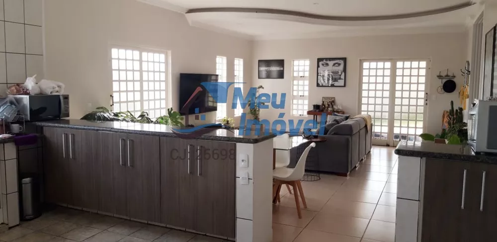 Casa à venda com 5 quartos, 230m² - Foto 1