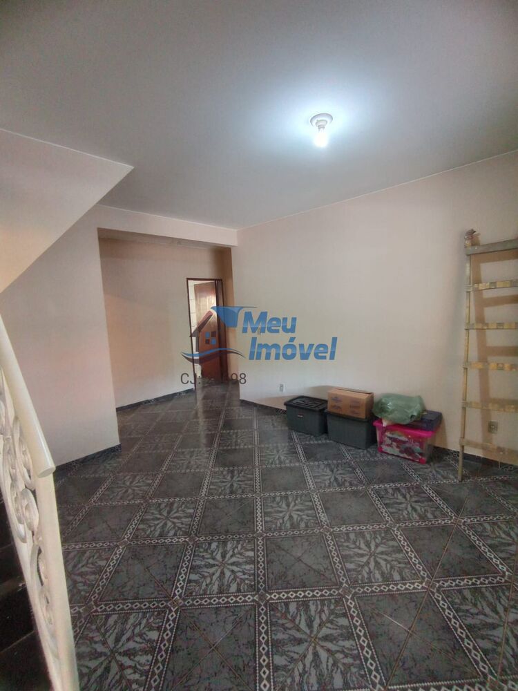 Casa à venda com 5 quartos, 200m² - Foto 1
