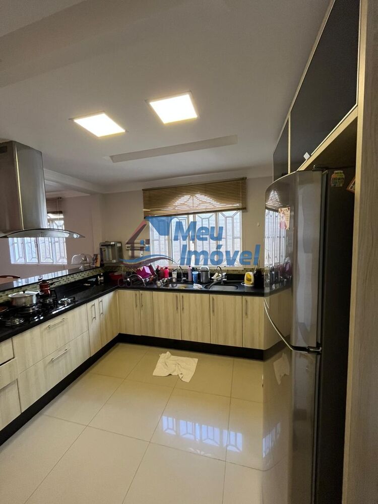 Casa à venda com 2 quartos, 220m² - Foto 3
