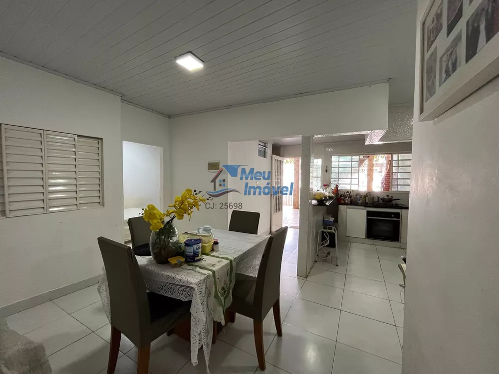 Casa à venda com 2 quartos, 100m² - Foto 1