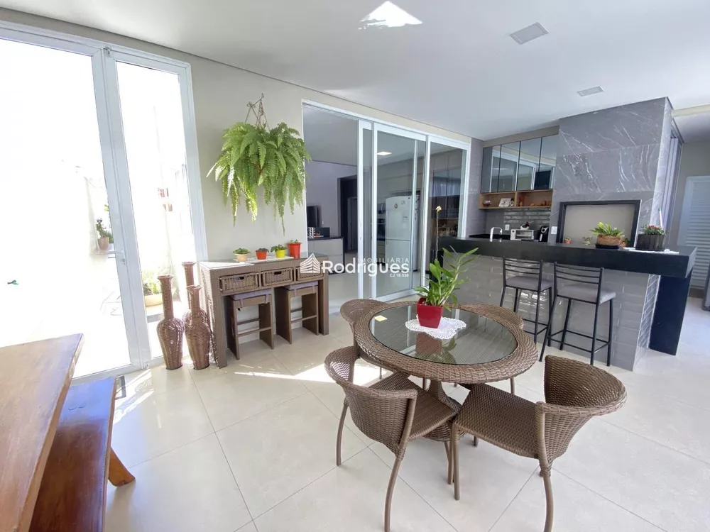 Casa, 4 quartos, 290 m² - Foto 1