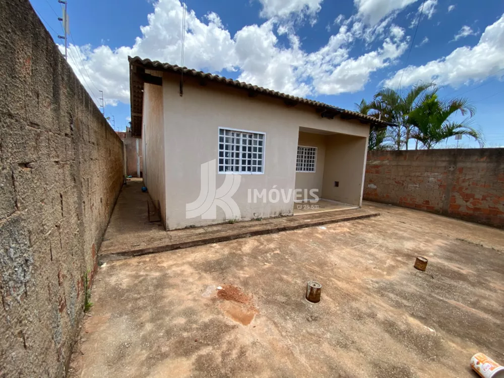 Casa à venda com 2 quartos, 200m² - Foto 1