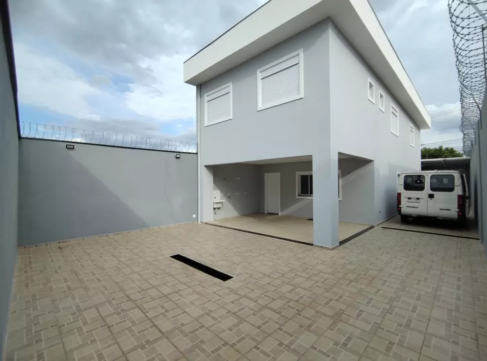 Casa para alugar com 3 quartos, 243m² - Foto 1