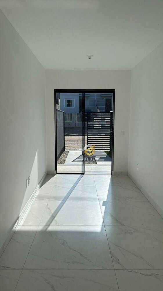 Casa à venda com 2 quartos, 62m² - Foto 2