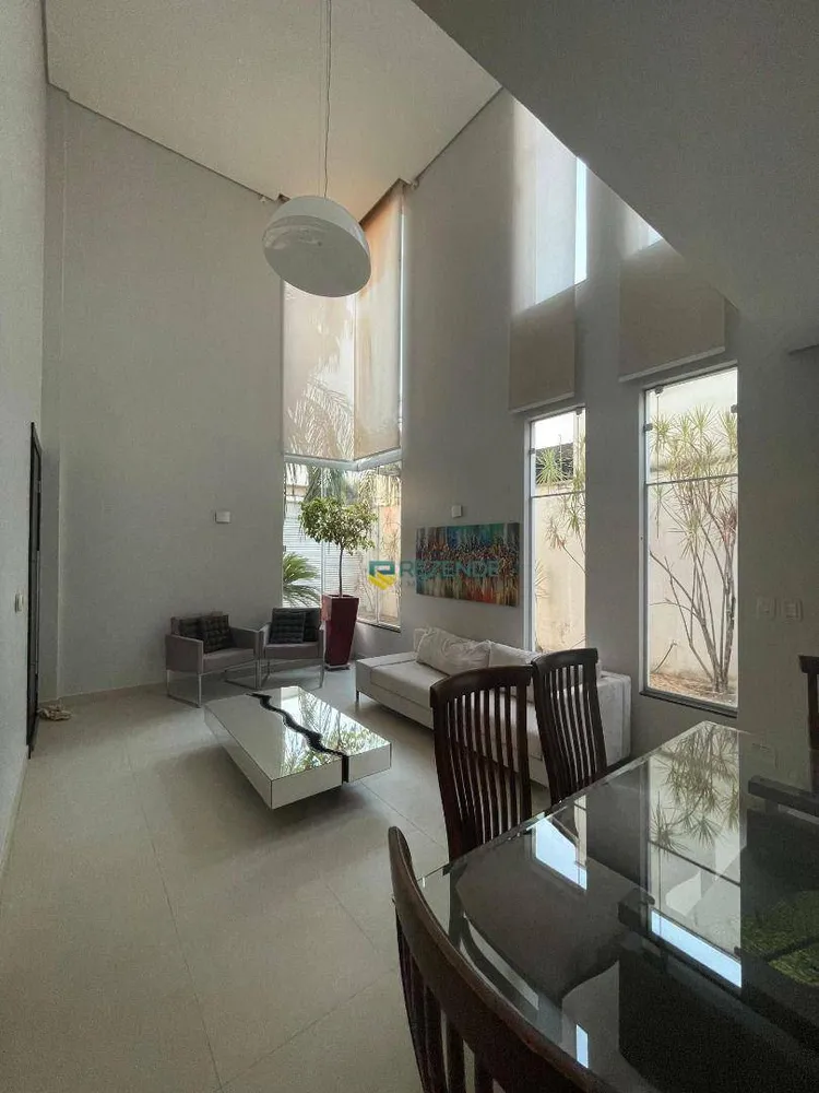 Sobrado, 3 quartos, 305 m² - Foto 2