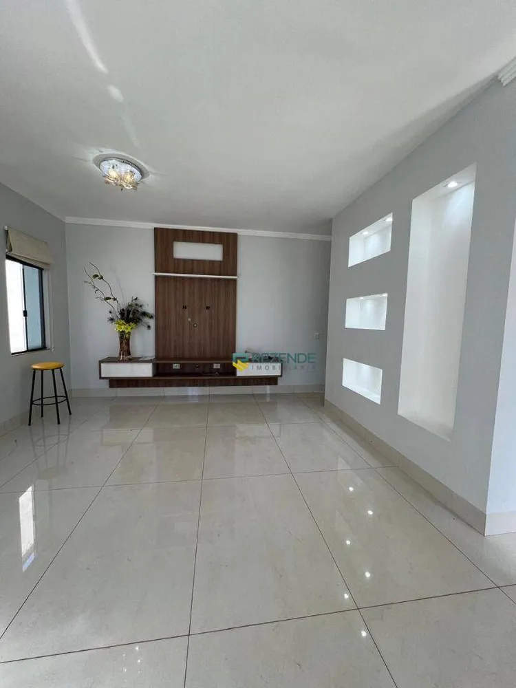 Casa, 4 quartos, 227 m² - Foto 1
