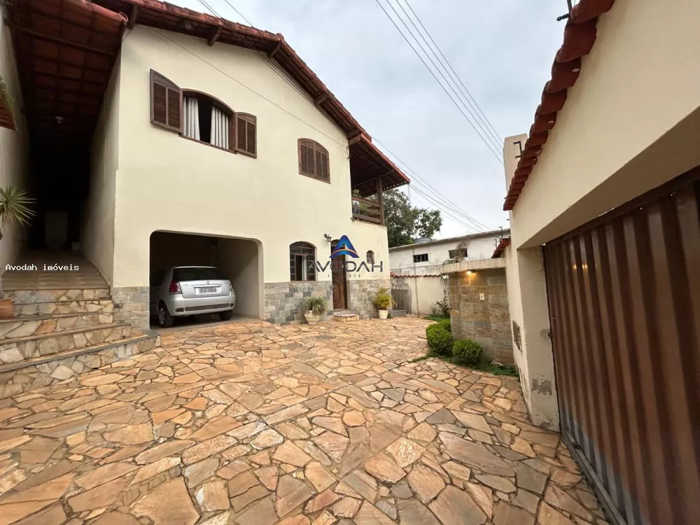 Casa à venda com 4 quartos, 360m² - Foto 1