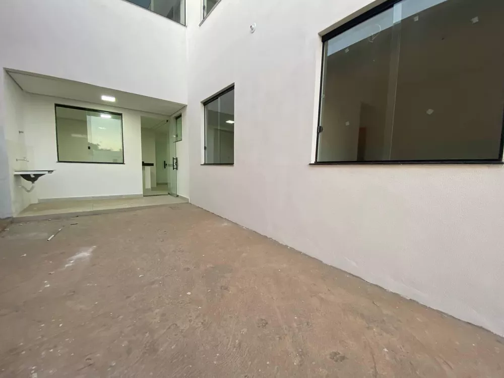 Casa à venda com 2 quartos, 120m² - Foto 1