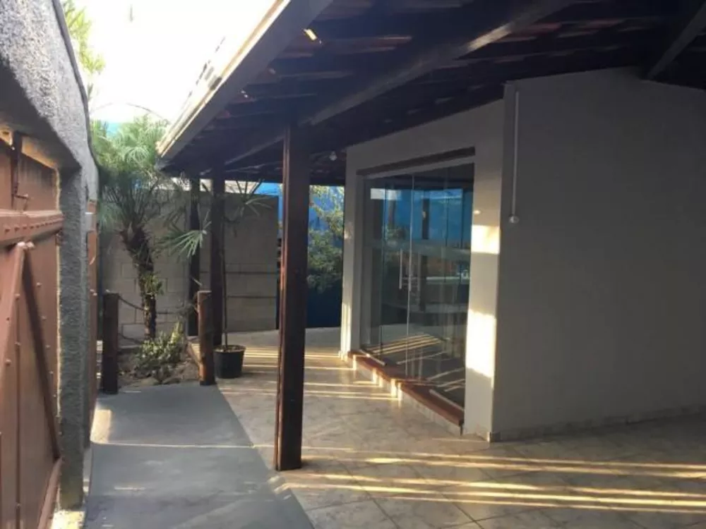 Casa à venda com 3 quartos, 300m² - Foto 1