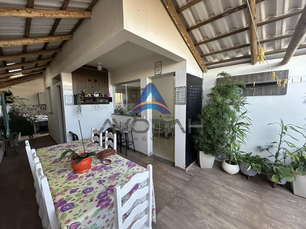 Casa à venda com 2 quartos, 90m² - Foto 2