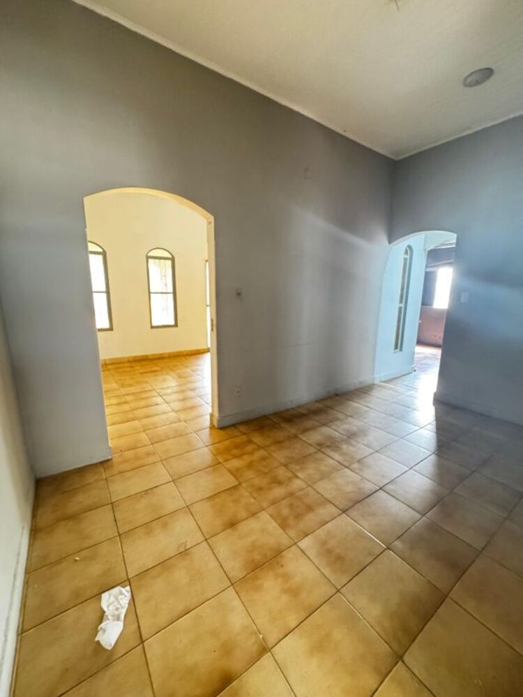 Casa à venda com 3 quartos, 233m² - Foto 1