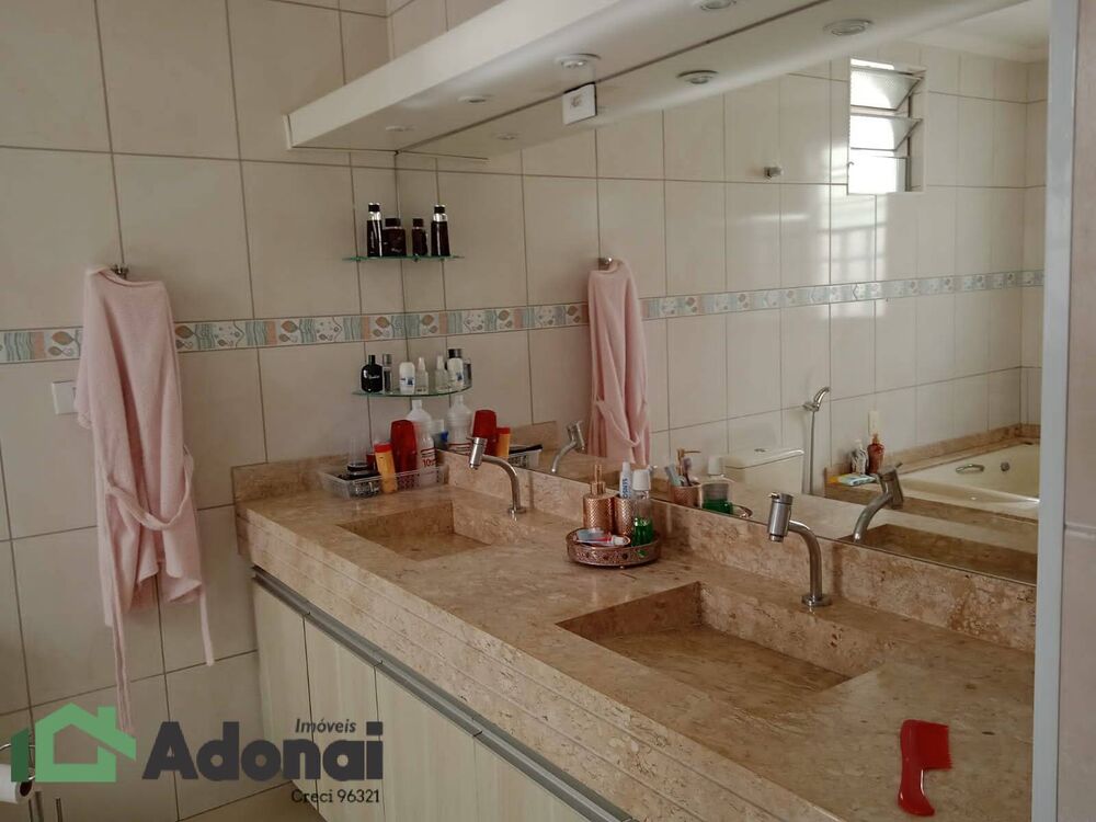Casa, 3 quartos, 199 m² - Foto 1