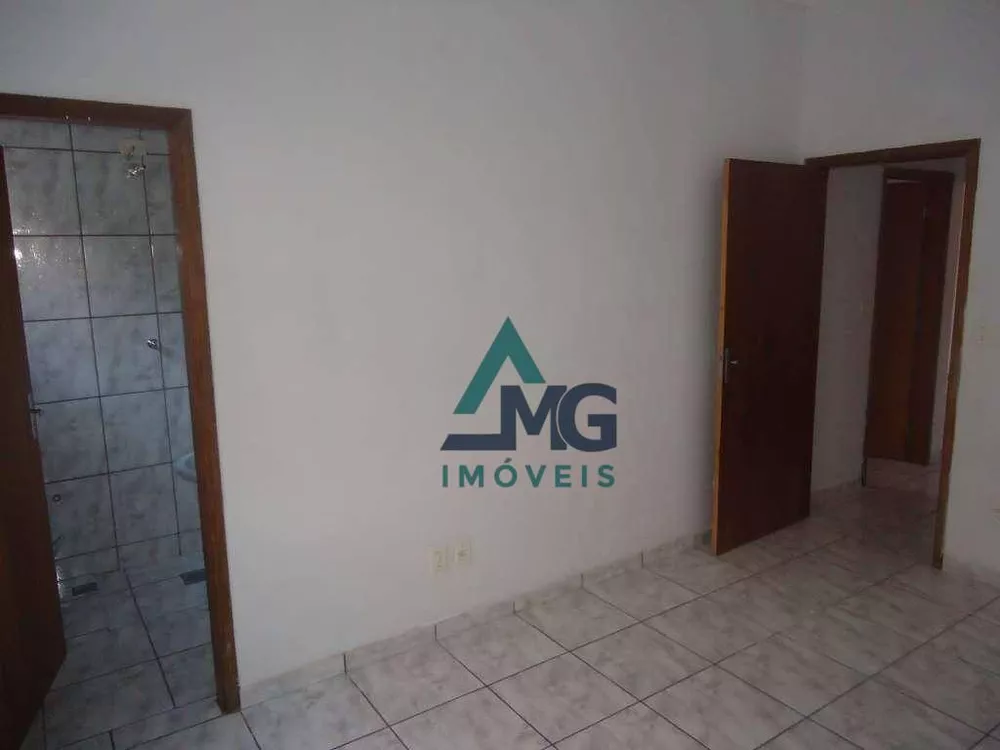 Casa à venda com 4 quartos, 249m² - Foto 2