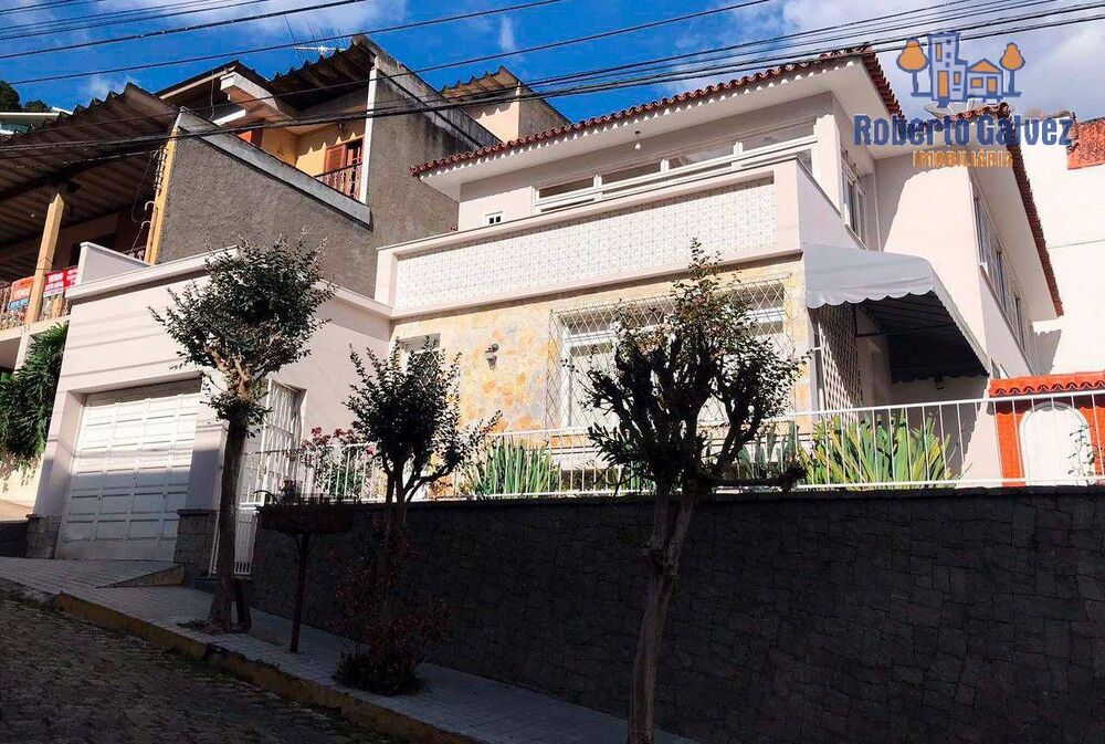 Casa à venda com 3 quartos, 262m² - Foto 1
