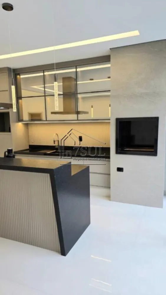 Casa, 3 quartos, 214 m² - Foto 1