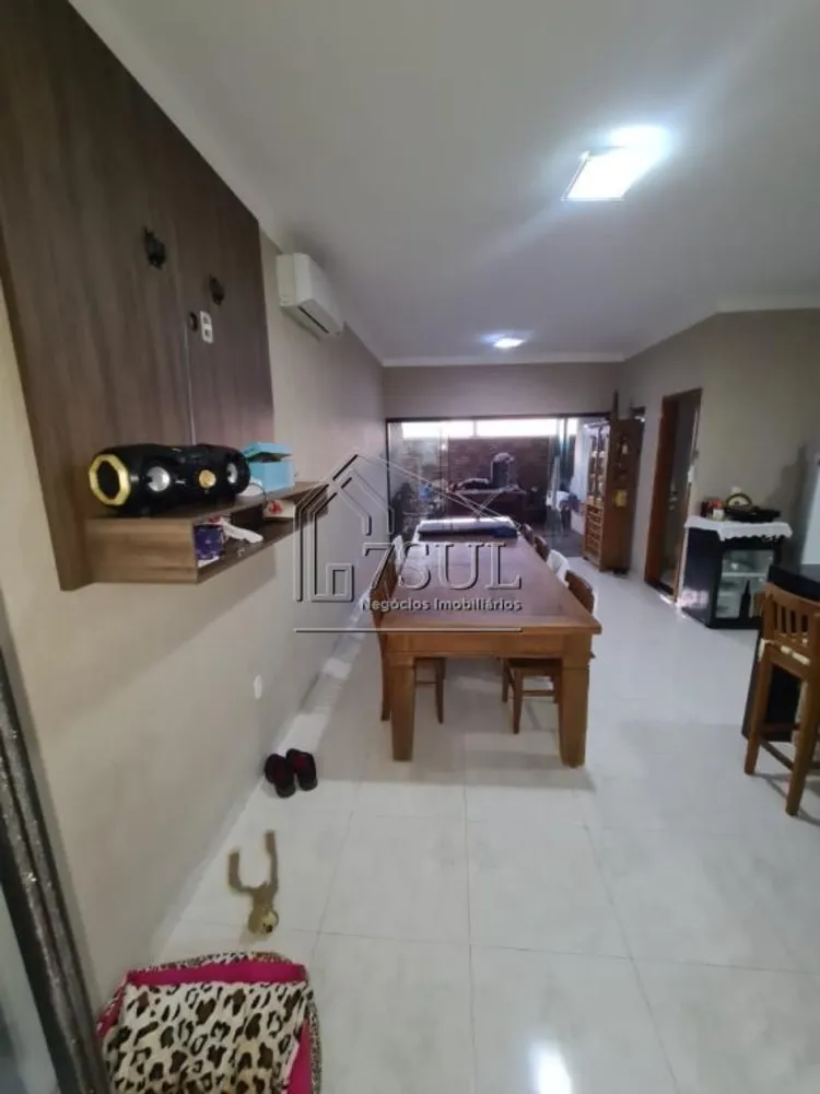 Casa, 3 quartos, 206 m² - Foto 1