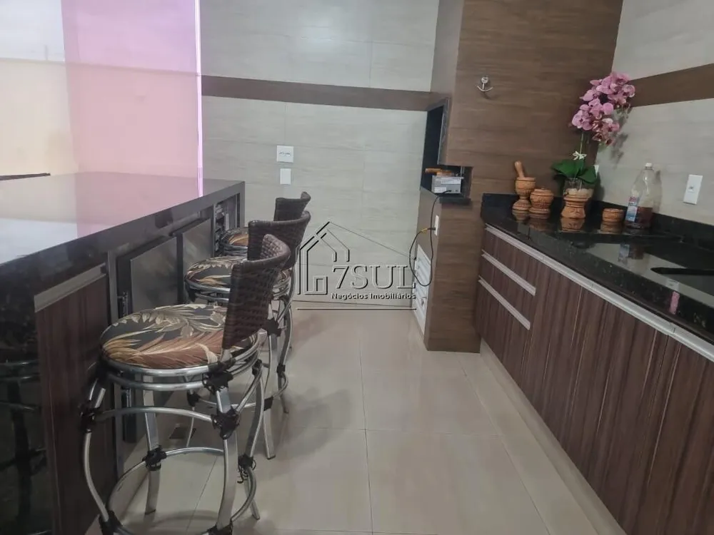 Casa, 3 quartos, 243 m² - Foto 1
