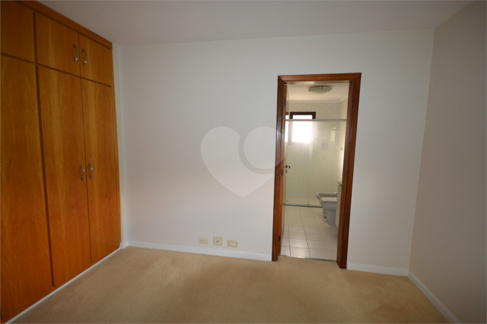 Apartamento à venda com 4 quartos, 196m² - Foto 2