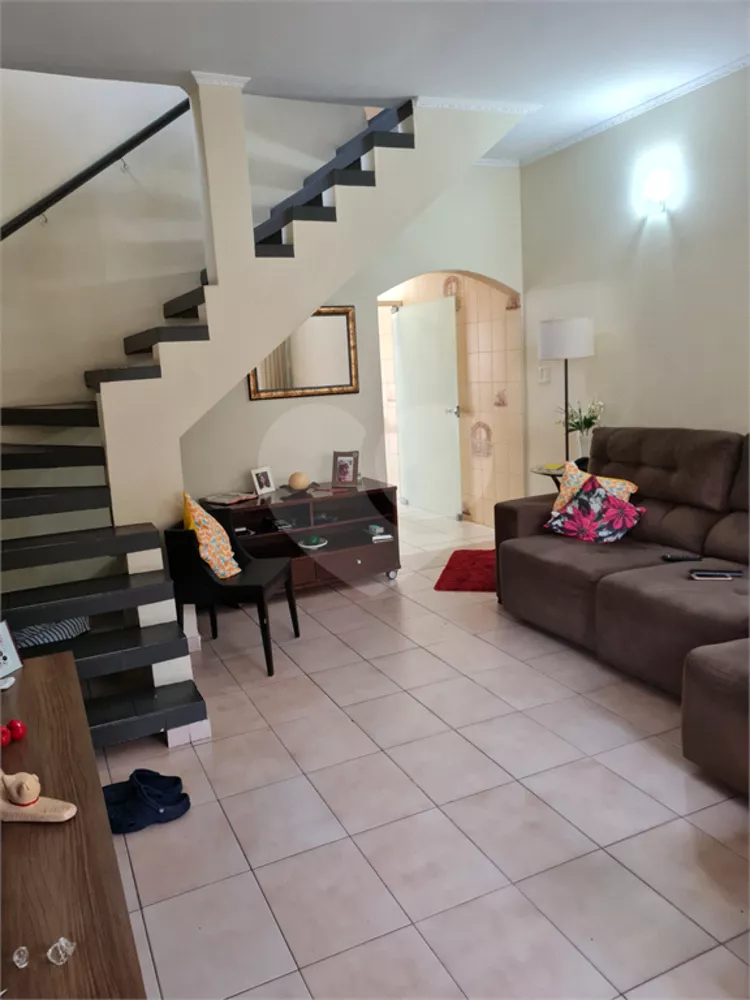 Sobrado à venda com 3 quartos, 201m² - Foto 1