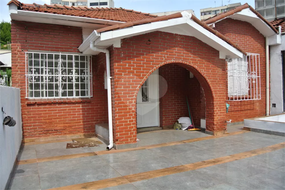 Casa à venda e aluguel com 3 quartos, 204m² - Foto 1