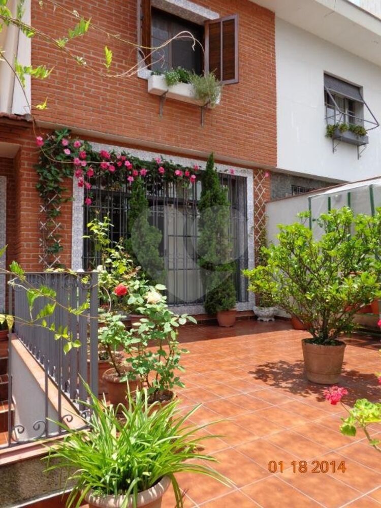 Sobrado à venda com 4 quartos, 238m² - Foto 1
