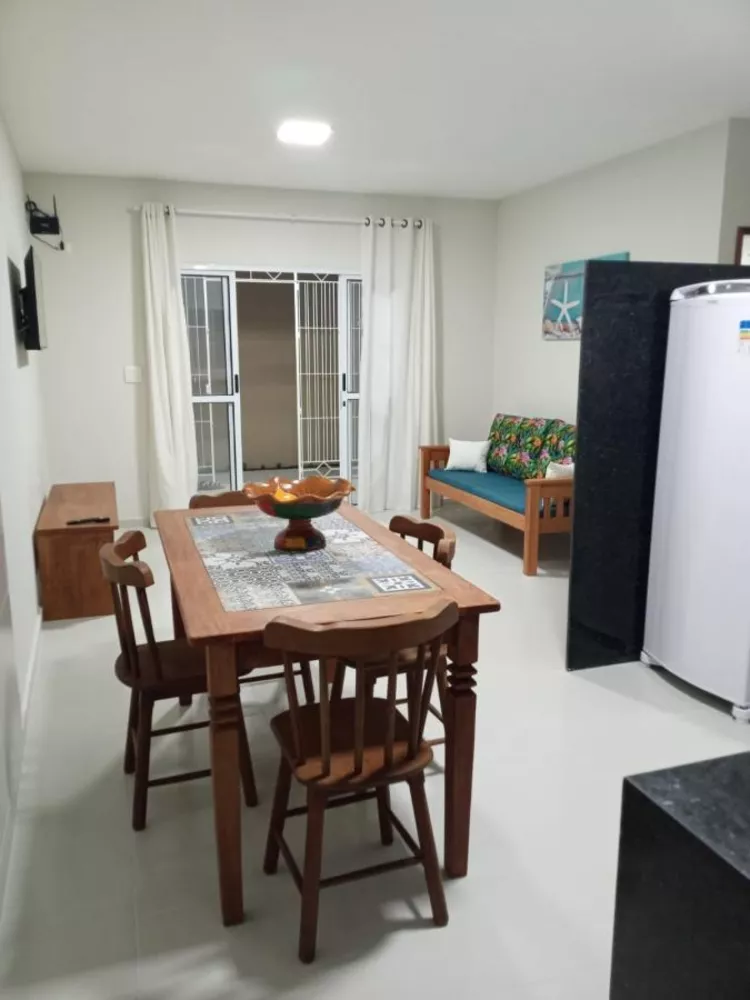 Casa à venda com 6 quartos, 240m² - Foto 1