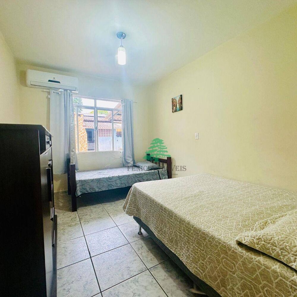 Casa à venda com 3 quartos, 228m² - Foto 1