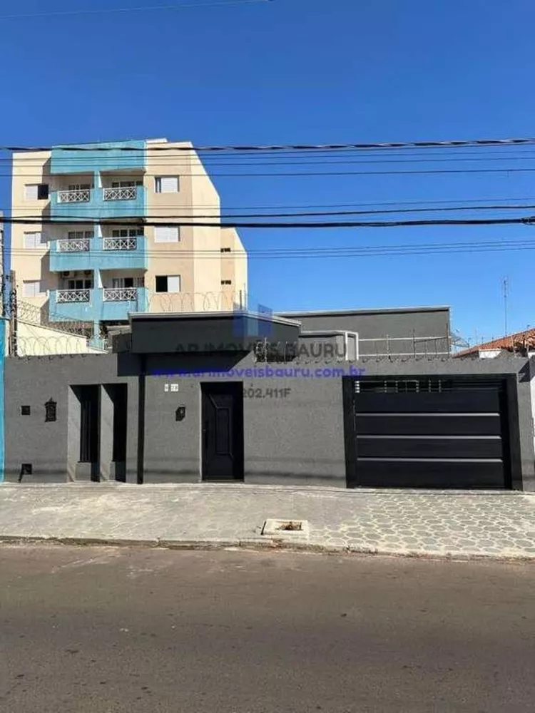 Casa à venda com 3 quartos, 360m² - Foto 1