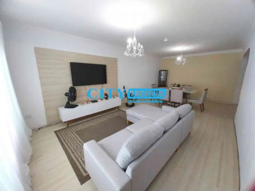 Sobrado à venda com 5 quartos, 242m² - Foto 1