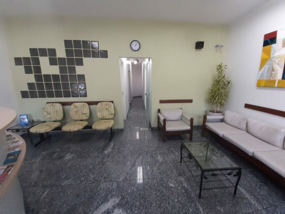 Casa à venda com 6 quartos, 300m² - Foto 1