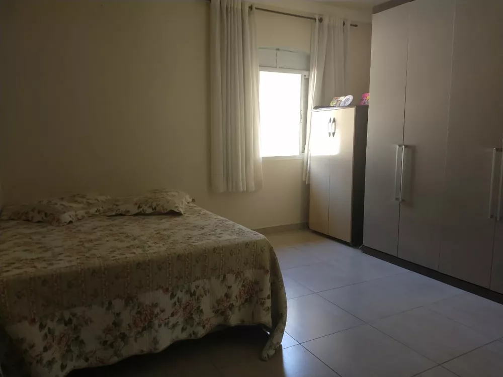 Sobrado à venda com 4 quartos, 300m² - Foto 1