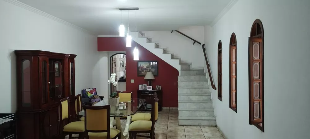 Sobrado à venda com 3 quartos, 225m² - Foto 1