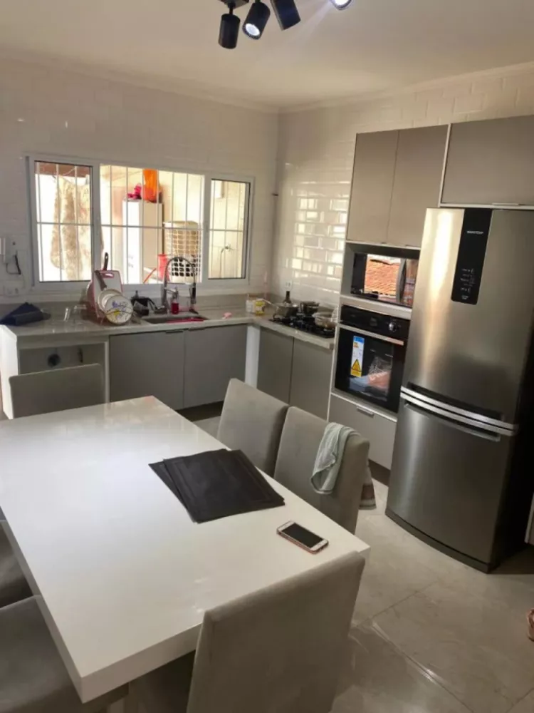 Casa à venda com 3 quartos, 250m² - Foto 2