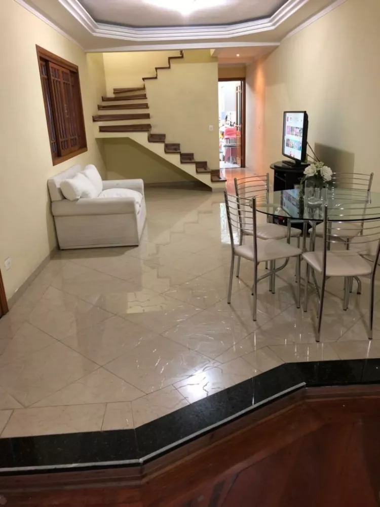 Sobrado à venda com 3 quartos, 200m² - Foto 1