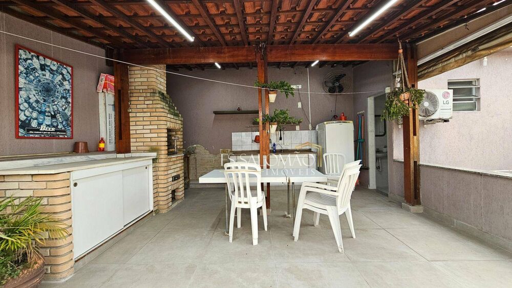 Casa à venda e aluguel com 3 quartos, 230m² - Foto 1