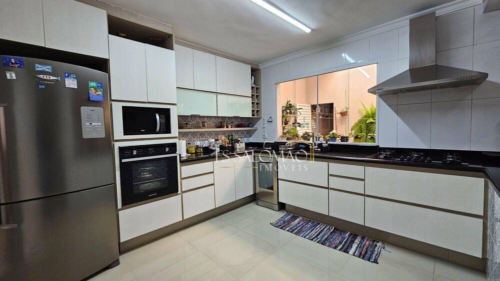 Casa à venda e aluguel com 3 quartos, 230m² - Foto 2