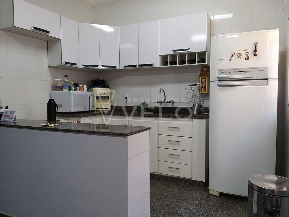 Casa à venda com 3 quartos, 250m² - Foto 1