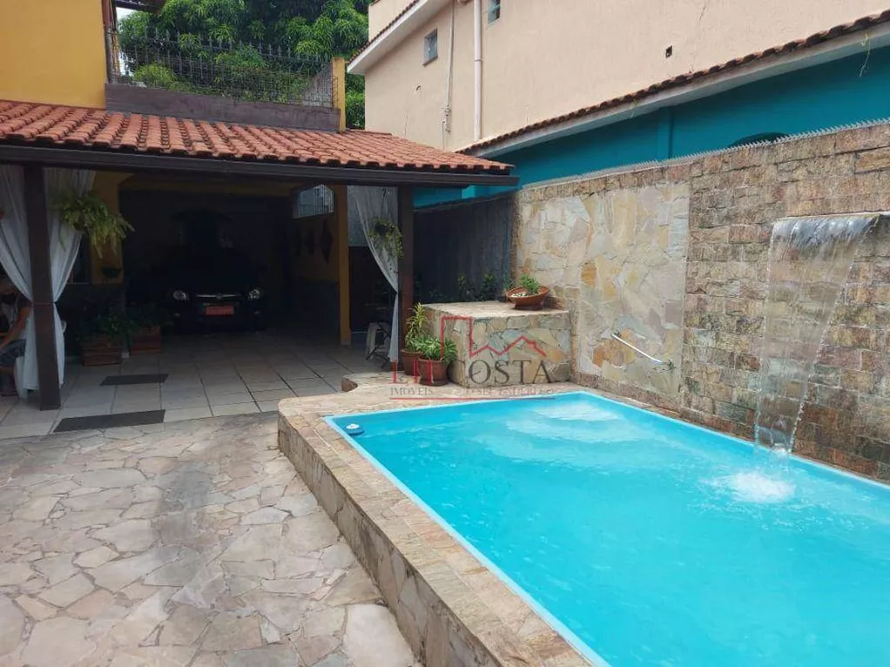 Casa à venda com 3 quartos, 250m² - Foto 1