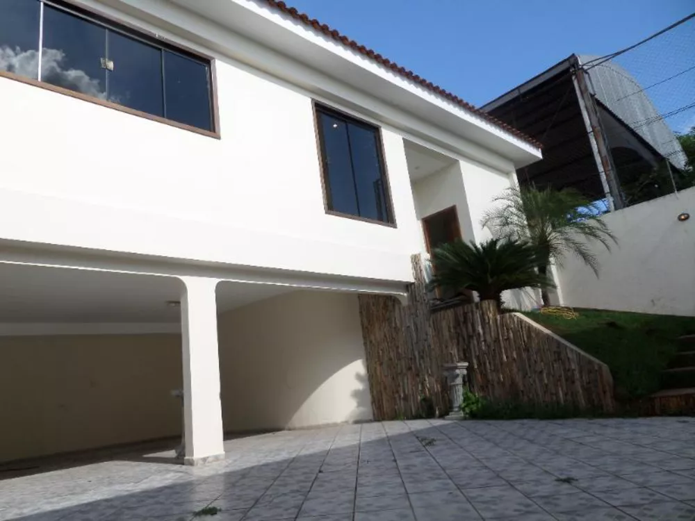 Casa à venda com 4 quartos, 350m² - Foto 1