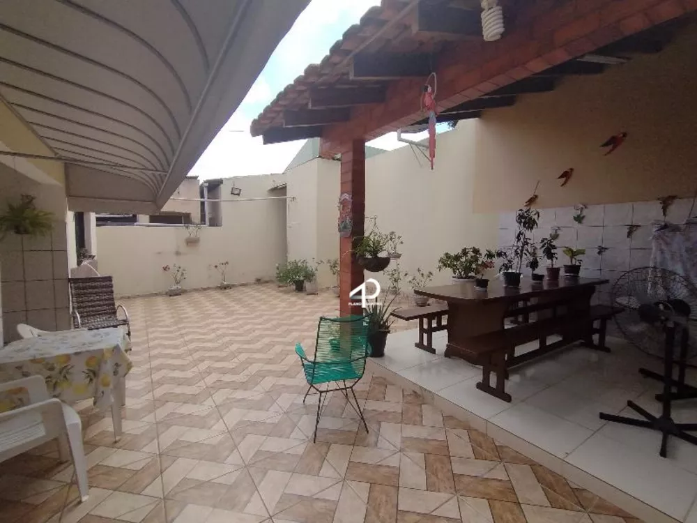 Casa à venda com 3 quartos, 332m² - Foto 1