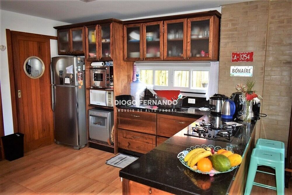 Casa à venda com 4 quartos, 255m² - Foto 1