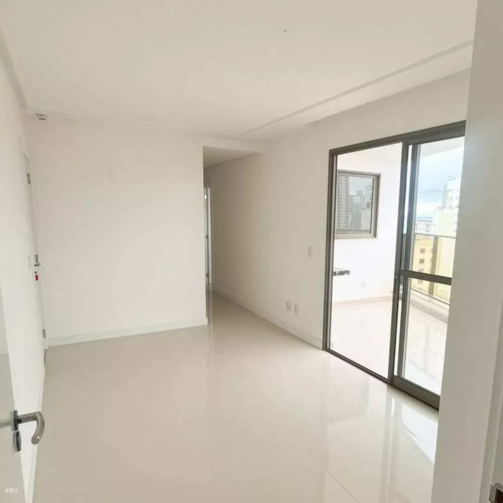 Apartamento à venda com 2 quartos, 70m² - Foto 2